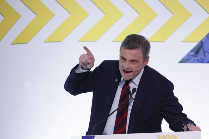 Scontro tra Carlo Calenda e Flavio Cattaneo su utili e bonus di Enel a Roma