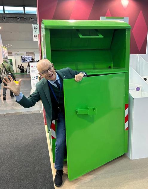 Tari: l'impatto dei troppi abiti usati sulla raccolta differenziata in Italia