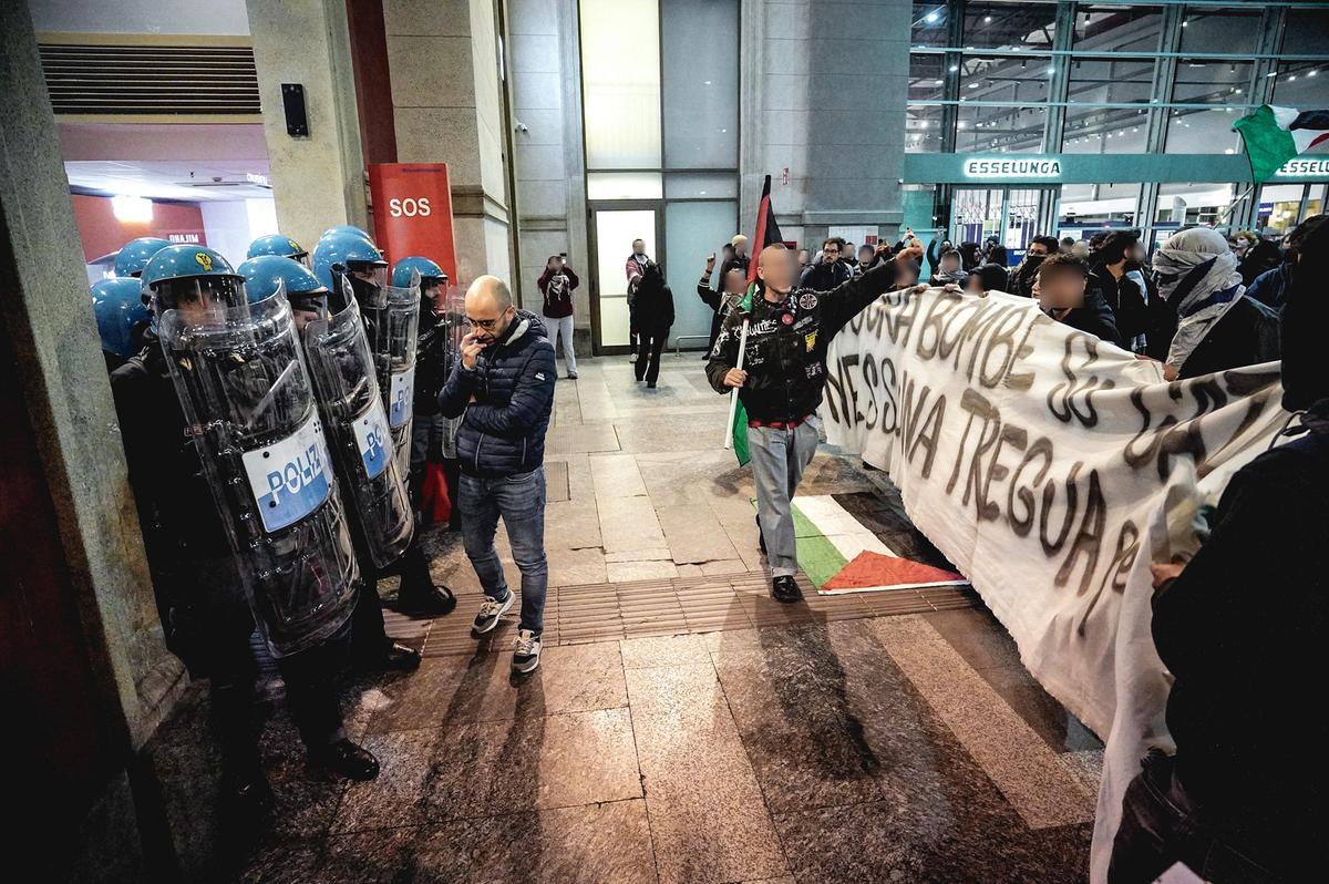 Tensioni a Torino: attivisti pro Palestina lanciano sassi a Porta Susa durante manifestazione