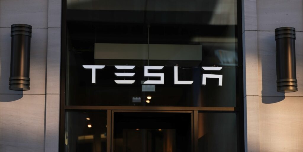 Tesla nel terzo trimestre del 2025 vende più auto ma i profitti calano del 37%