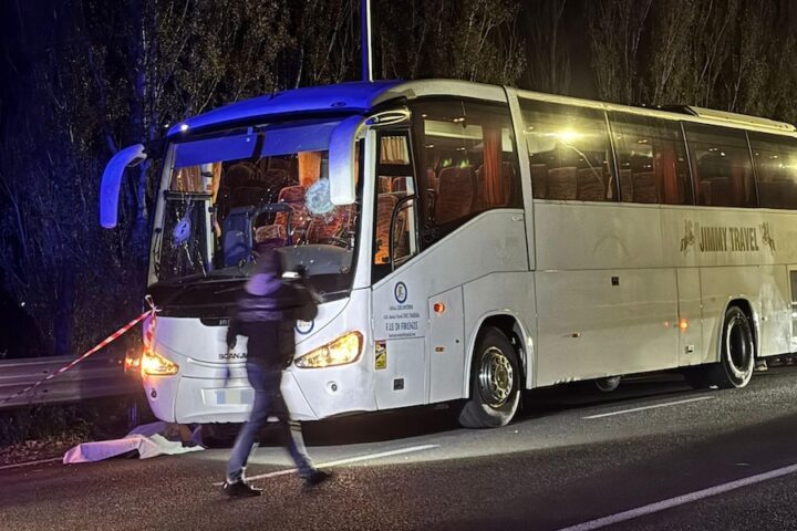 Tre arrestati per l'assalto al pullman dei tifosi del Pistoia basket, un morto