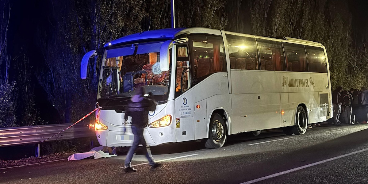 Tre arrestati per l'assalto al pullman dei tifosi del Pistoia basket, un morto
