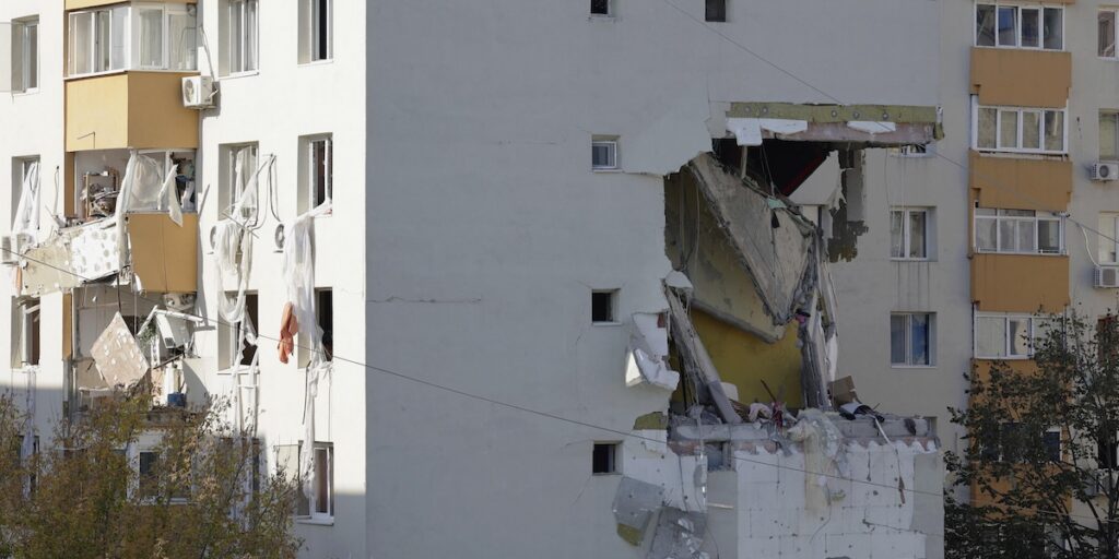Tre morti e 14 feriti in esplosione a un condominio di Bucarest, evacuate oltre 400 persone
