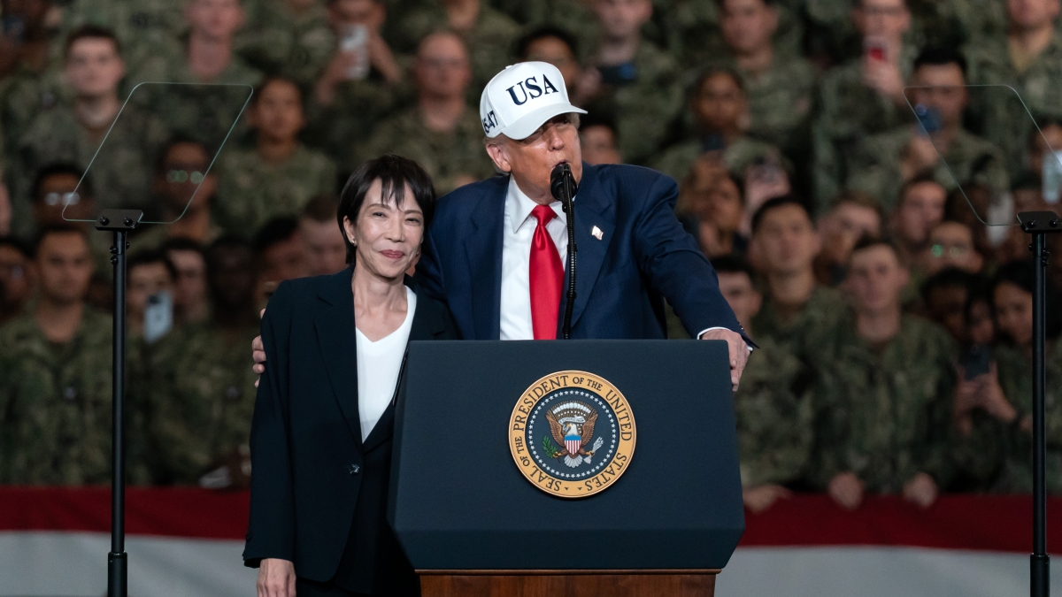 Trump a Tokyo: «Abbiamo l'esercito più forte al mondo» davanti a seimila soldati