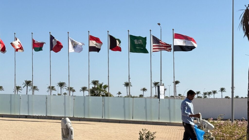 Trump e Sisi co-presiedono la cerimonia di firma a Sharm el Sheikh, assenti Israele e Hamas