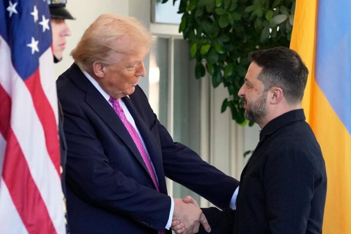 Trump incontra Bocelli nello Studio Ovale prima dell'arrivo di Zelensky alla Casa Bianca