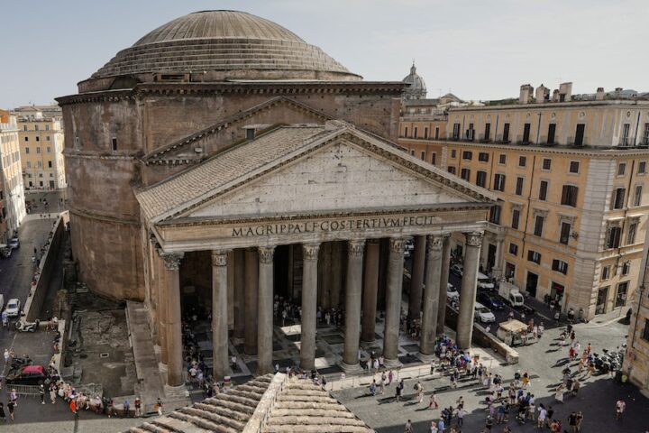Turista giapponese di 69 anni muore cadendo nel fossato del Pantheon a Roma