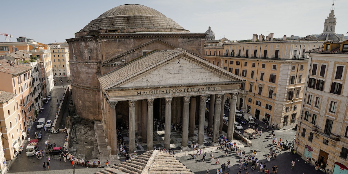 Turista giapponese di 69 anni muore cadendo nel fossato del Pantheon a Roma