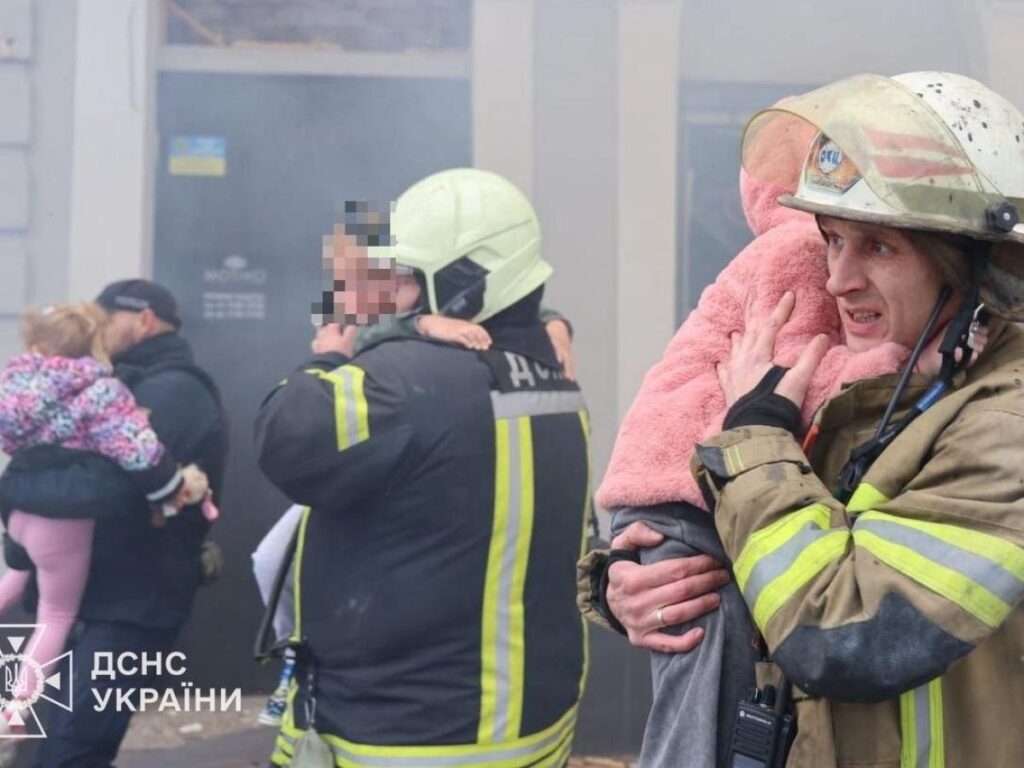 Un attacco russo con drone colpisce un asilo a Kharkiv, due minori tra le vittime