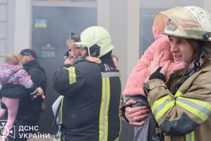 Un attacco russo con drone colpisce un asilo a Kharkiv, due minori tra le vittime