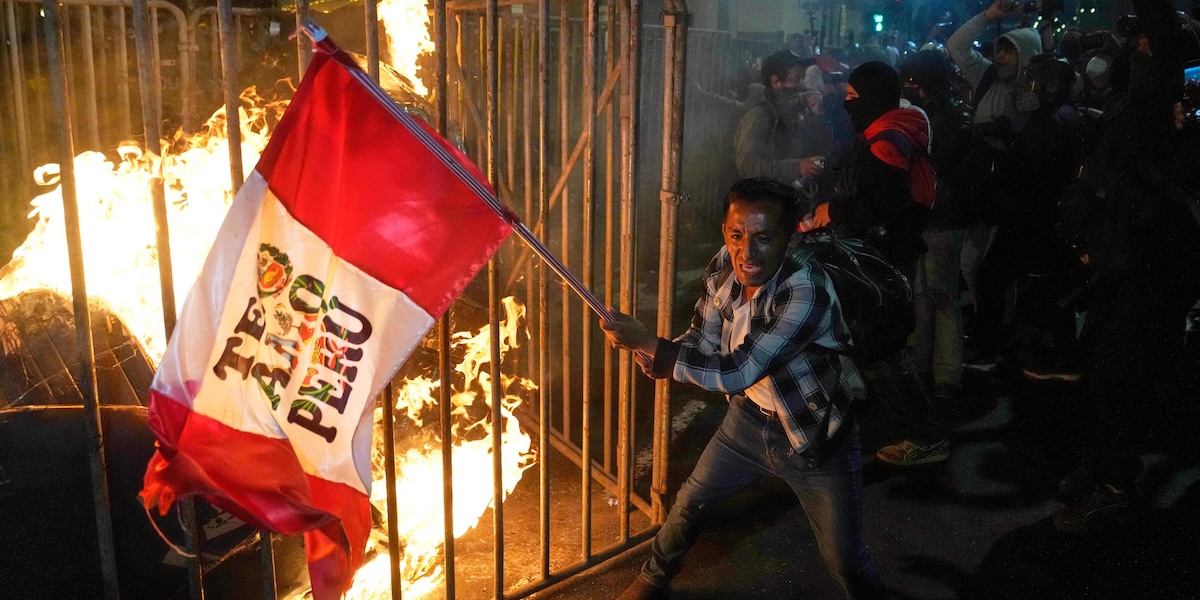 Un manifestante di 32 anni muore e oltre cento feriti a Lima durante le proteste contro la criminalità e il governo