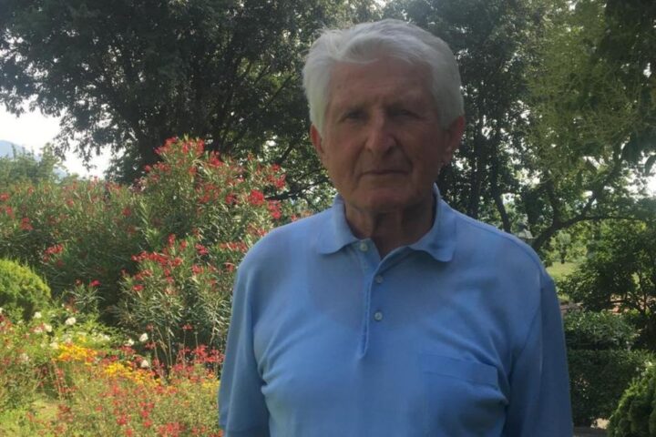 Un professore di 92 anni riunisce 100 ex studenti: “Momento impagabile della mia vita”