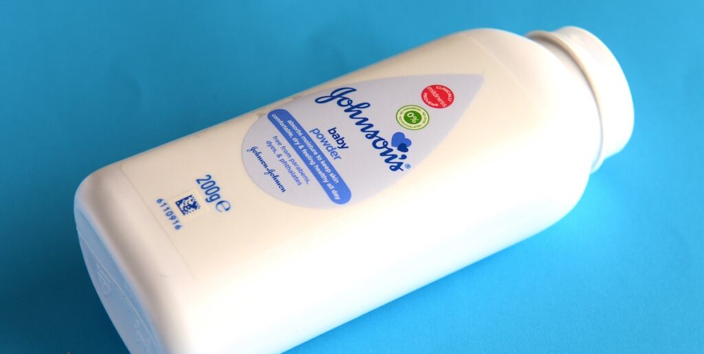 Un tribunale di Los Angeles condanna Johnson & Johnson a risarcire 966 milioni di dollari per cancro al talco