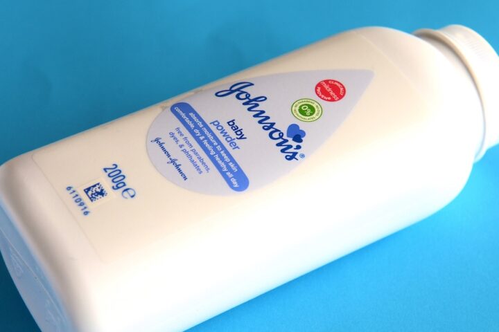 Un tribunale di Los Angeles condanna Johnson & Johnson a risarcire 966 milioni di dollari per cancro al talco