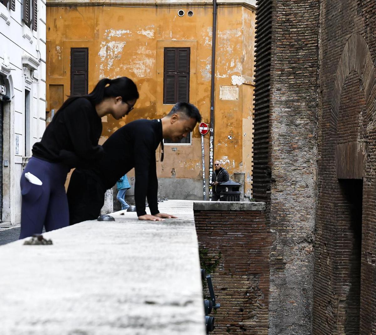 Un turista giapponese di 69 anni muore cadendo dal muro del Pantheon a Roma