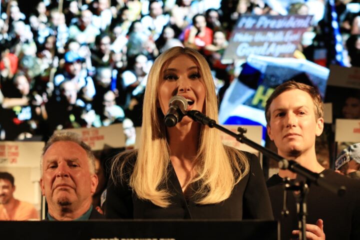 Witkoff e Kushner: «La pace non è debolezza» in mezzo a 400mila sostenitori israeliani