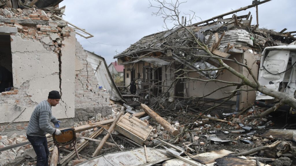 Zelensky critica l'Occidente: «nessuna reazione reale» ai bombardamenti russi in Ucraina