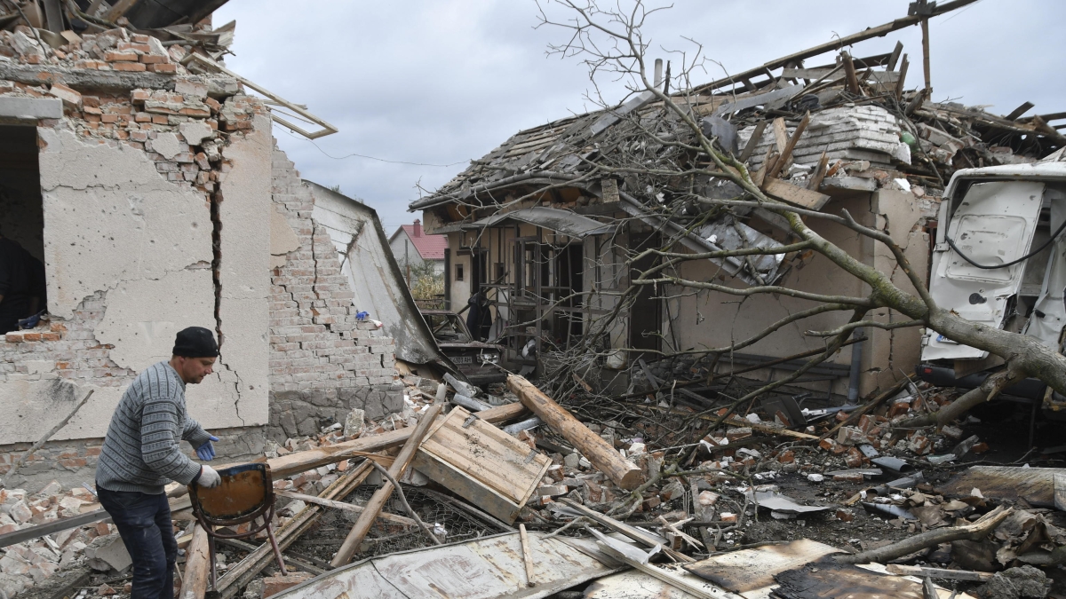 Zelensky critica l'Occidente: «nessuna reazione reale» ai bombardamenti russi in Ucraina