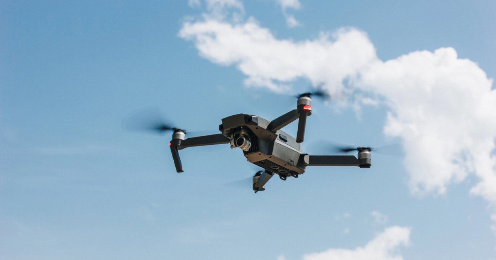 Drone sorvola convoglio di carri armati Leclerc a Mulhouse