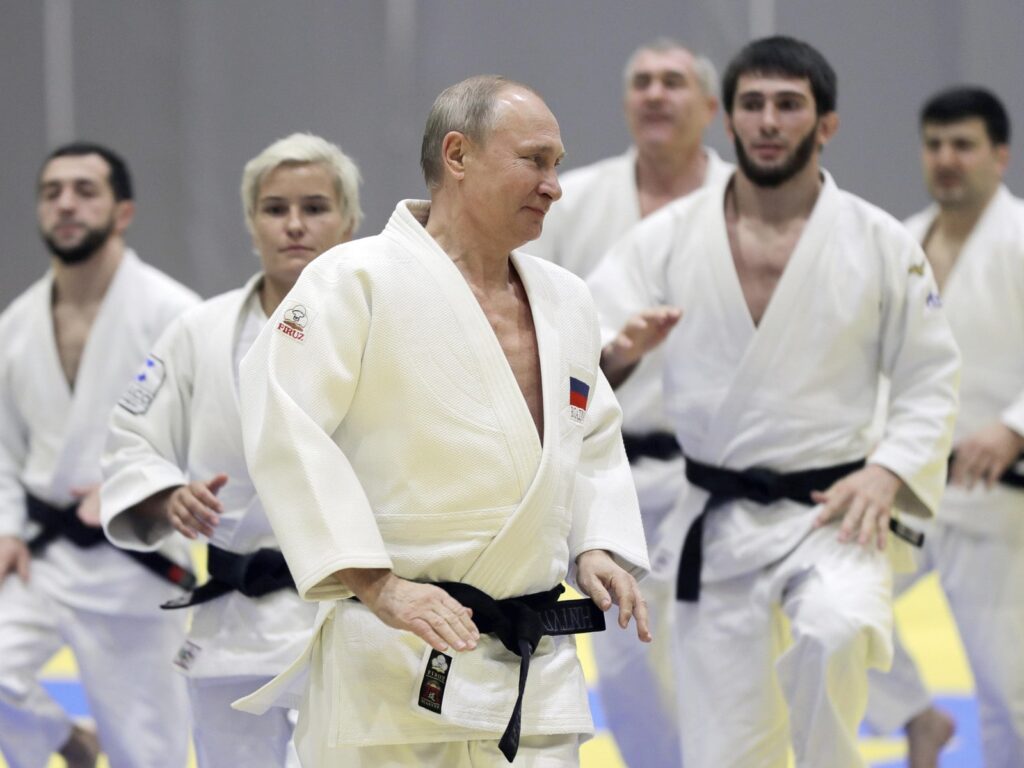 La Federazione internazionale di judo riammmette gli atleti russi sotto la bandiera nazionale