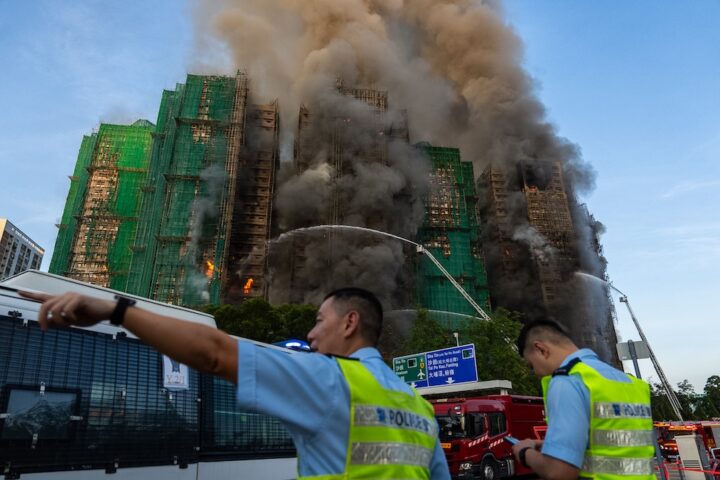 A Hong Kong continuano le ricerche di 279 dispersi dopo incendio mortale alla Wang Fuk Court