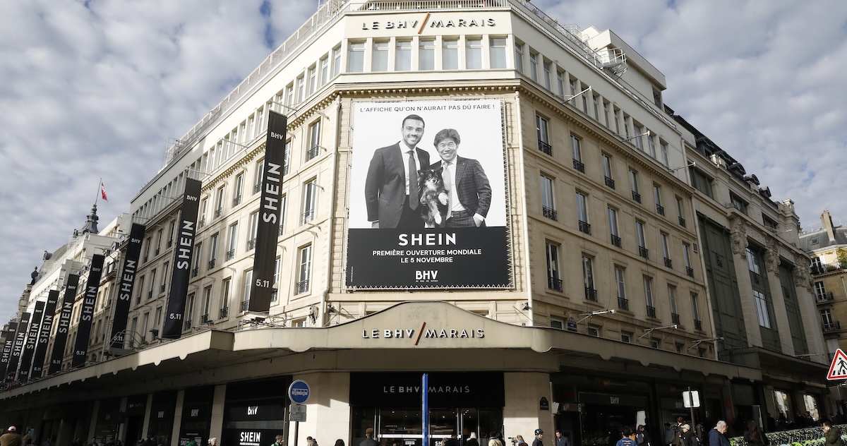 A Parigi inaugura il discusso negozio di Shein, il governo francese valuta misure restrittive