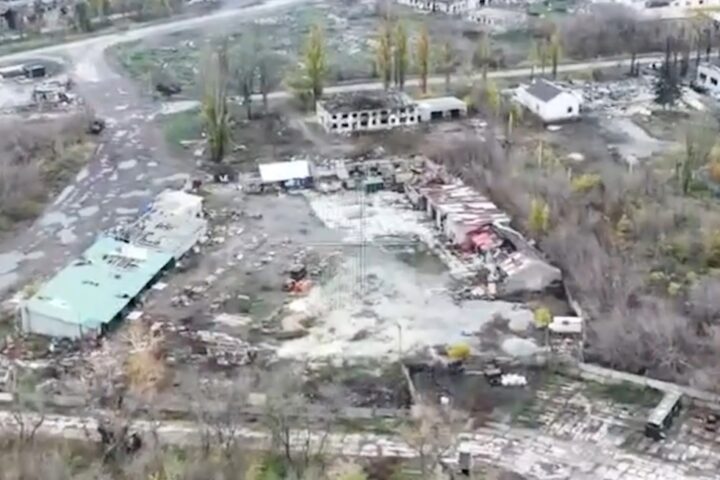 A Pokrovsk i soldati russi intensificano l'offensiva nella nebbia, la resistenza ucraina continua