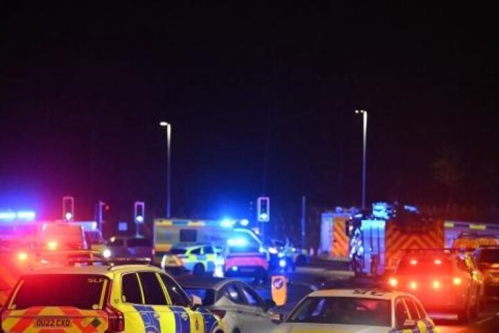 Accoltellamento su un treno a Huntingdon: dieci feriti, due arresti e panico tra i passeggeri