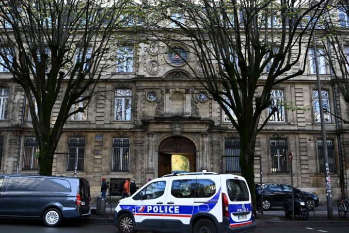 Accuse di 250 donne: diuretici somministrati durante colloqui al ministero della Cultura in Francia