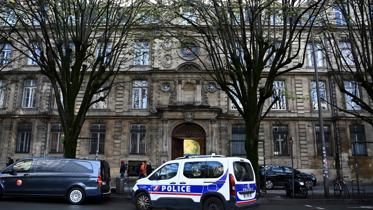 Accuse di 250 donne: diuretici somministrati durante colloqui al ministero della Cultura in Francia