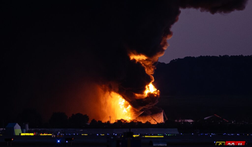 Aereo cargo UPS si schianta dopo il decollo a Louisville, in Kentucky, causando un incendio devastante
