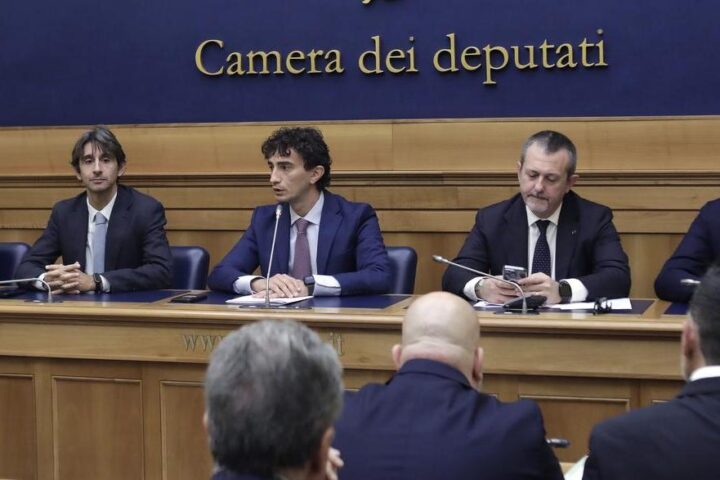 Anziano spara a intrusi in casa e non sarà indagato, Meloni: "Difesa legittima"