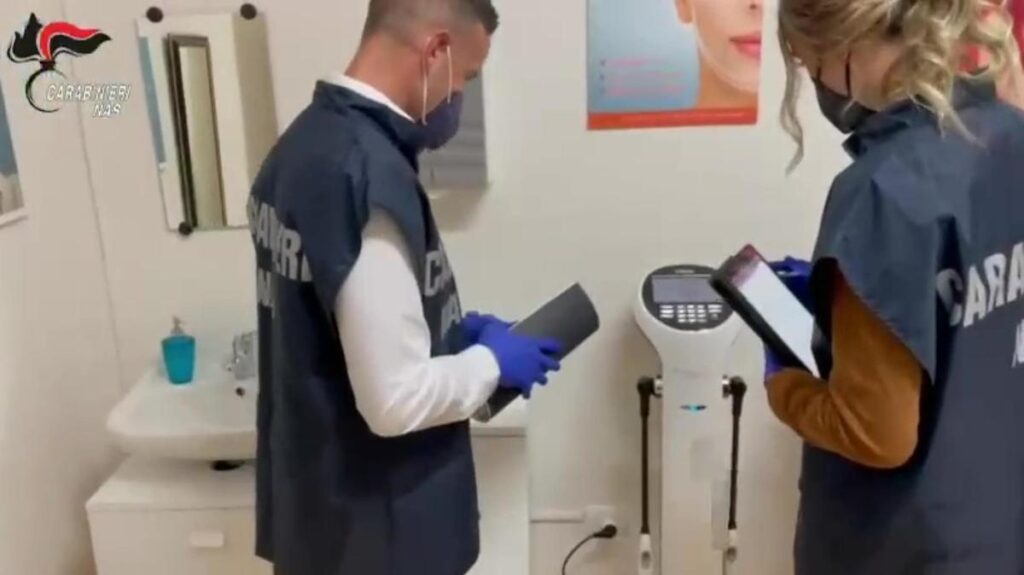 Arrestato medico di base a Trento per circoncisioni illegali su bambini con aiuto dei figli