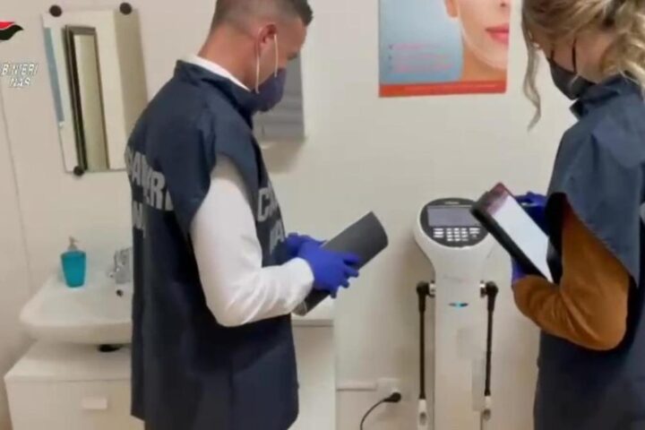 Arrestato medico di base a Trento per circoncisioni illegali su bambini con aiuto dei figli