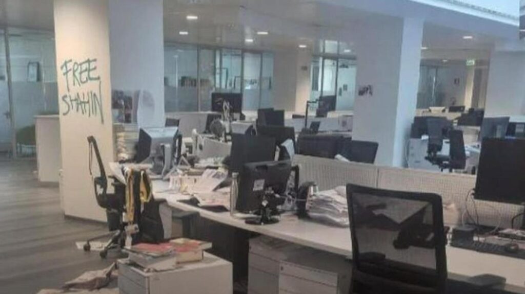 Assalto alla redazione de La Stampa a Torino: 34 denunciati dopo proteste contro il giornale