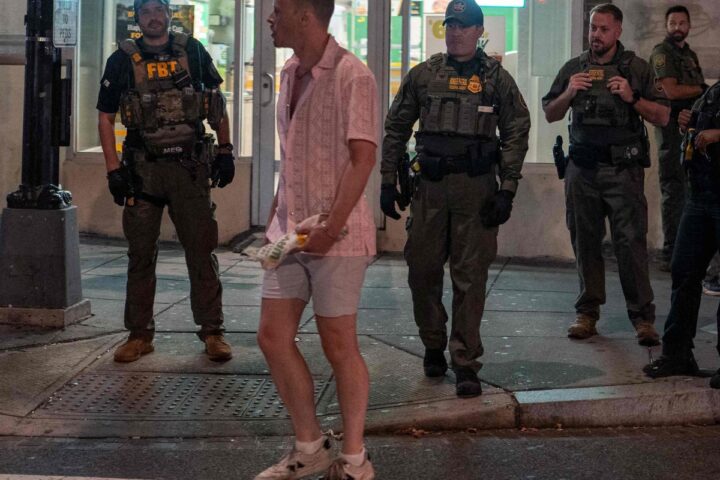 Assolto dopo giorni di processo, il caso di Sean Dunn che lanciò un panino contro un agente federale