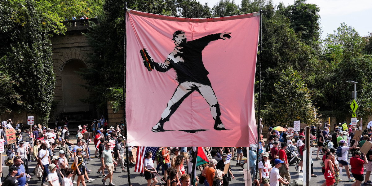 Assolto per aver lanciato un panino contro la polizia, Sean Dunn diventa simbolo di protesta a Washington