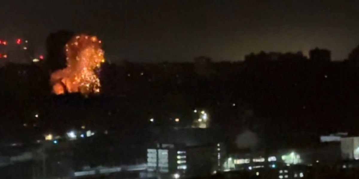 Attacco russo a Kiev: bombardamenti causano incendi e vittime, colpite anche strutture sanitarie