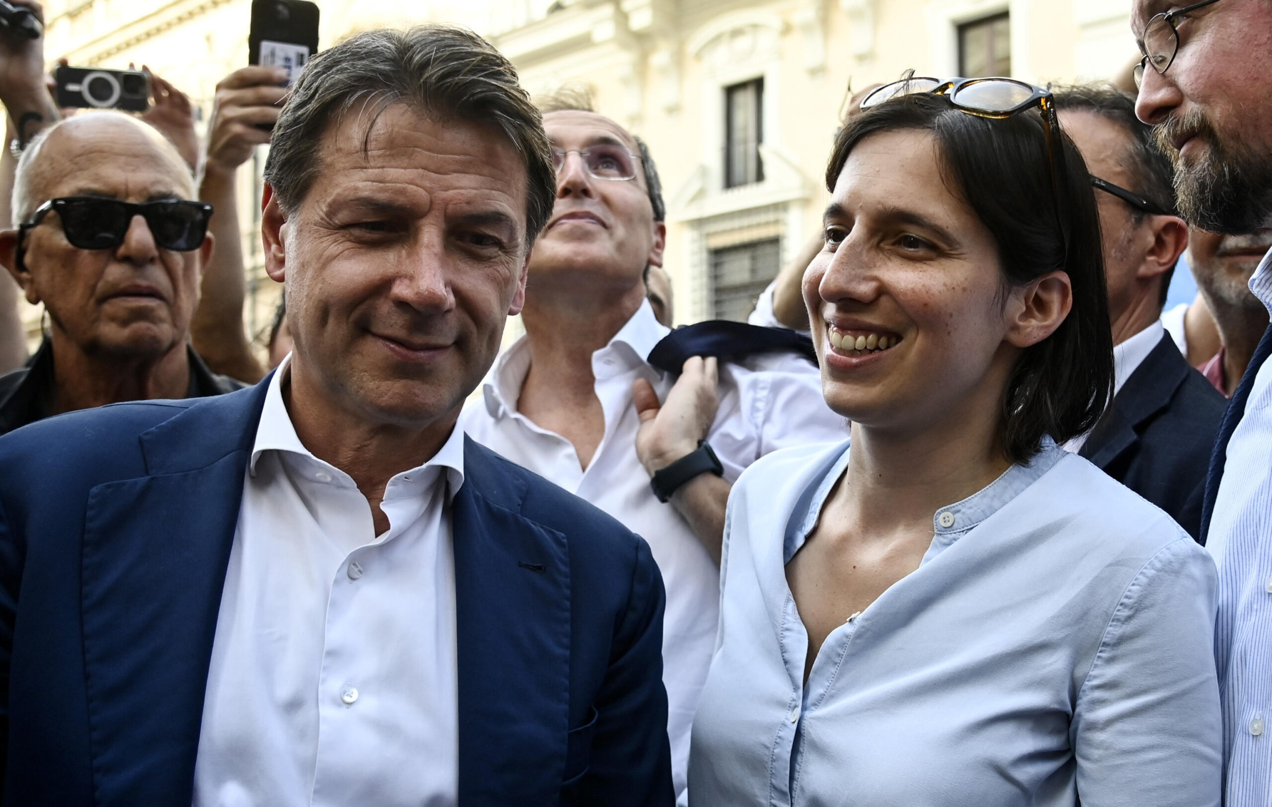 Conte vincerebbe le primarie di centrosinistra, supera Schlein di 14 punti nel sondaggio Youtrend