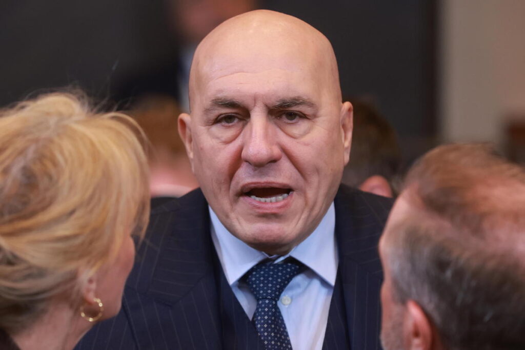 Cori fascisti a Parma, Crosetto: «Vanno presi a calci e mandati via»