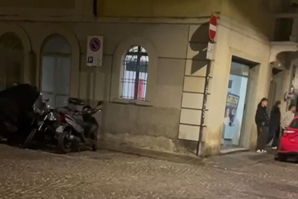 Cori fascisti e inni al Duce nella sede di FdI a Parma, avviata indagine della procura