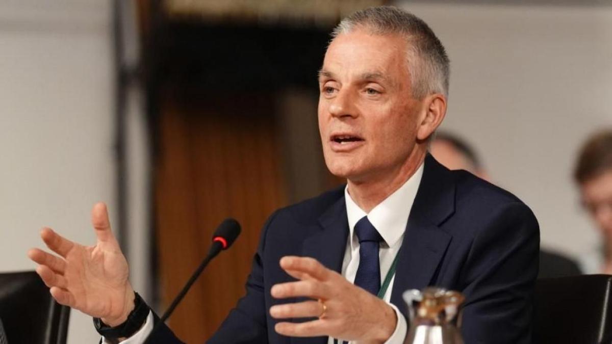 Dimissioni alla BBC: Tim Davie e Deborah Turness lasciano dopo polemiche su discursi di Trump
