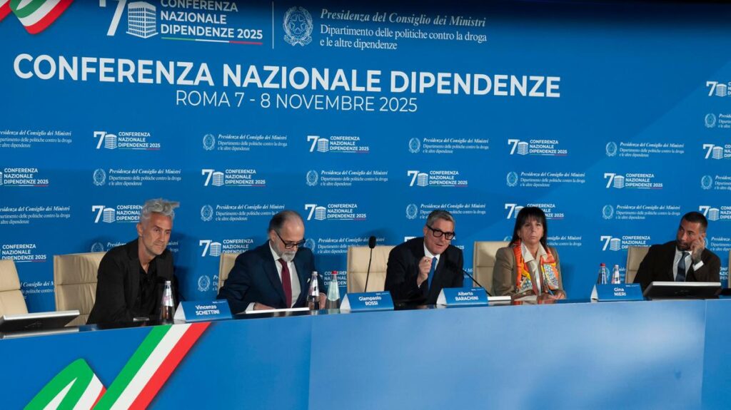 Dipendenze, esperto: "L'abuso dei social aumenta il rischio di consumo di droghe"