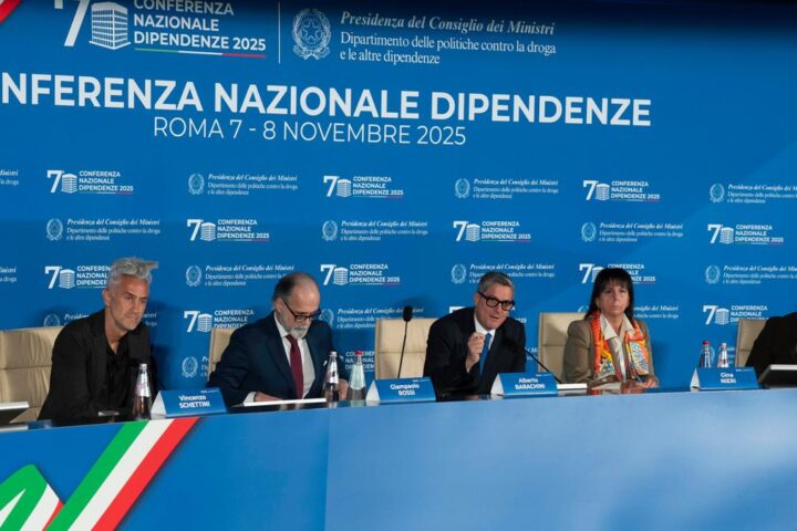 Dipendenze, esperto: "L'abuso dei social aumenta il rischio di consumo di droghe"