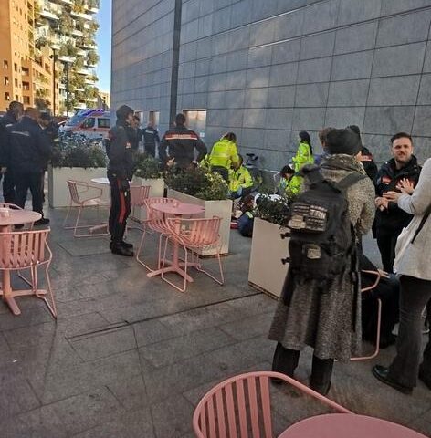 Donna accoltellata alle spalle in piazza Gae Aulenti a Milano, indagini in corso per identificare l'aggressore