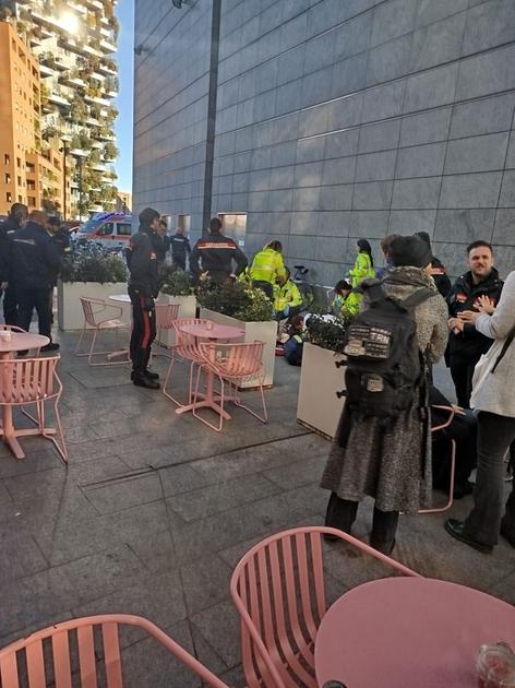 Donna accoltellata alle spalle in piazza Gae Aulenti a Milano, indagini in corso per identificare l'aggressore