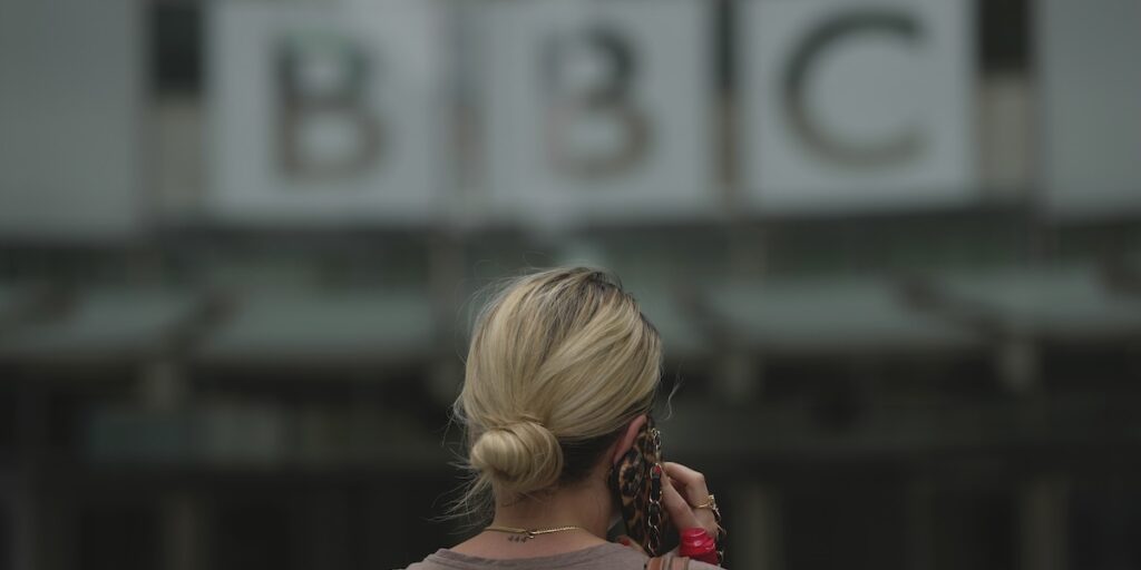 Due dirigenti della BBC si dimettono per accuse di manipolazione delle notizie e faziosità