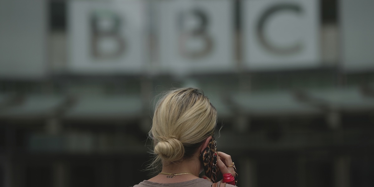 Due dirigenti della BBC si dimettono per accuse di manipolazione delle notizie e faziosità