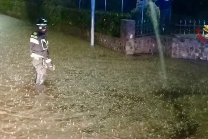 Due persone disperse tra le macerie di una casa colpita da frana in Friuli Venezia Giulia