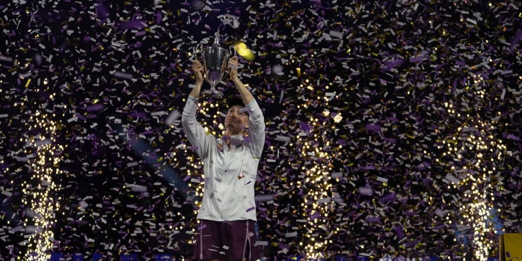 Elena Rybakina vince le WTA Finals di Riad battendo Aryna Sabalenka 6-3, 7-6